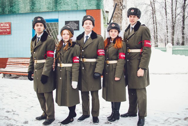 Учащиеся нашей школы на вахте памяти  - Пост №1. Январь, 2015года