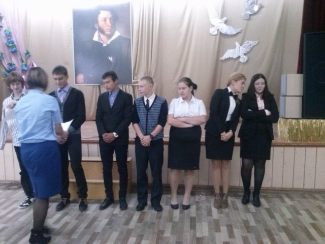 В рамках проведения в школе месячника безопасности состоялась встреча учащихся 9-11 классов с помощником прокурора Золотаревой Л. С., которая провела с ребятами правовую игру.