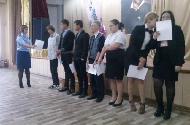 В рамках проведения в школе месячника безопасности состоялась встреча учащихся 9-11 классов с помощником прокурора Золотаревой Л. С., которая провела с ребятами правовую игру.