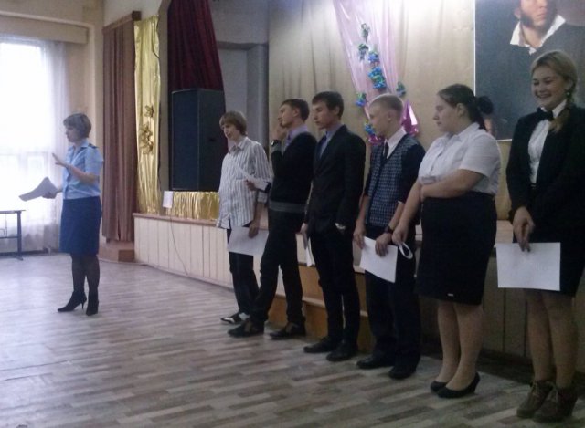 В рамках проведения в школе месячника безопасности состоялась встреча учащихся 9-11 классов с помощником прокурора Золотаревой Л. С., которая провела с ребятами правовую игру.