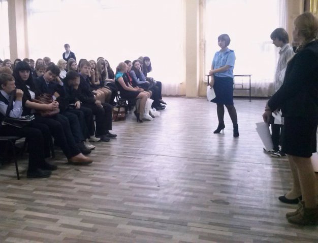 В рамках проведения в школе месячника безопасности состоялась встреча учащихся 9-11 классов с помощником прокурора Золотаревой Л. С., которая провела с ребятами правовую игру.