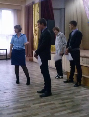 В рамках проведения в школе месячника безопасности состоялась встреча учащихся 9-11 классов с помощником прокурора Золотаревой Л. С., которая провела с ребятами правовую игру.